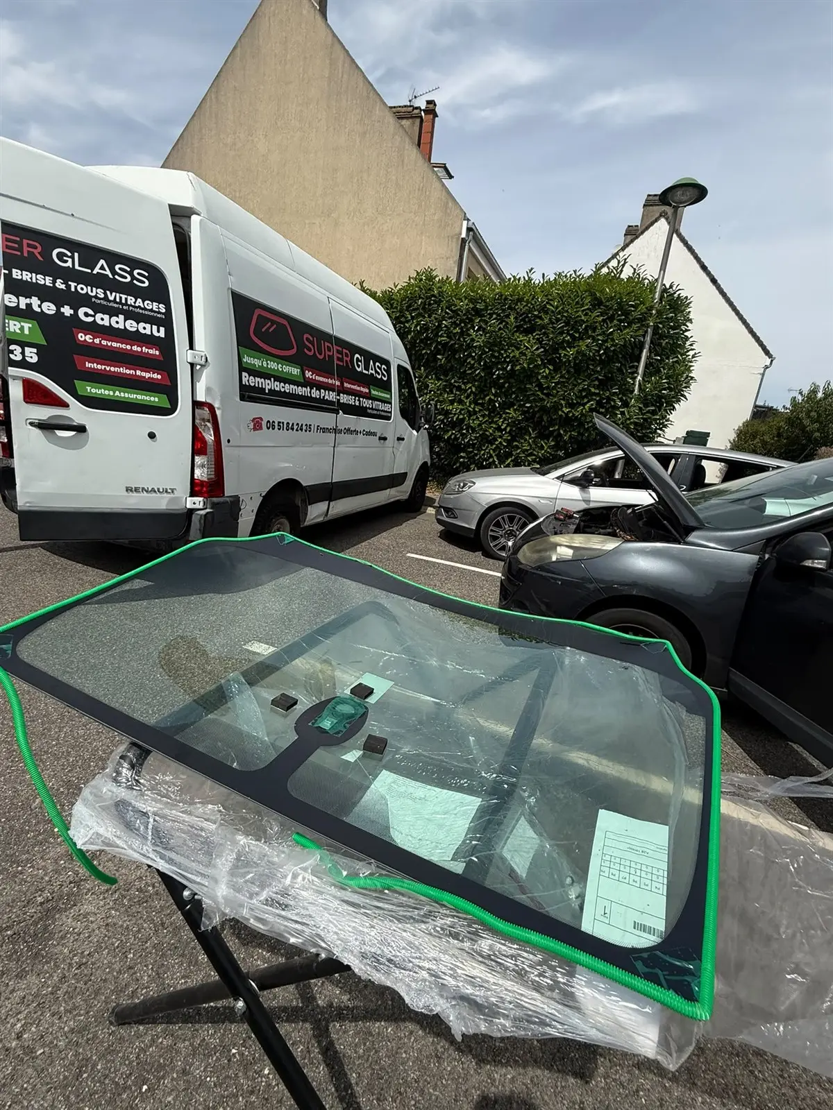 Camion Super Glass en intervention chez un client, avec le pare-brise neuf prêt à être posé