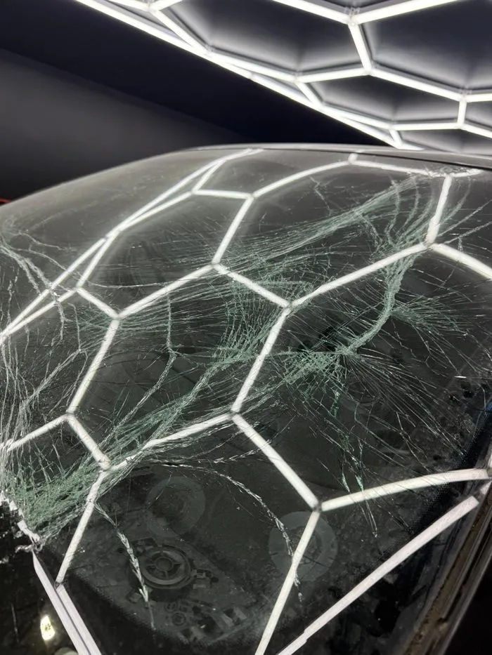 Pare-brise éclaté avant son remplacement par Super Glass