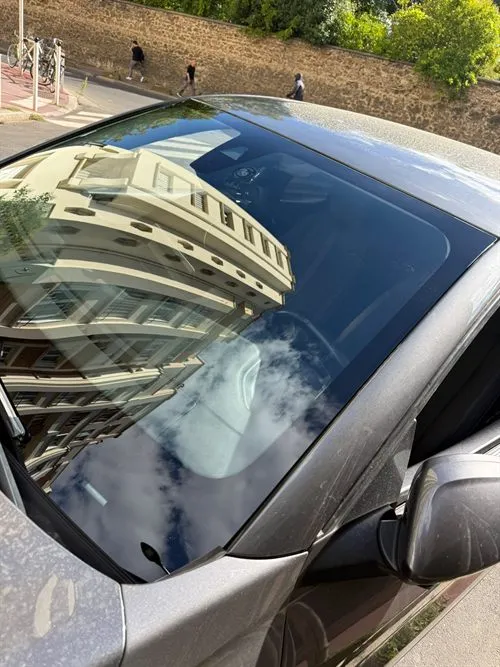 Peugeot 208 : pare-brise neuf posé