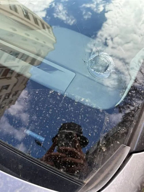 Peugeot 208 : pare-brise endommagé avant remplacement