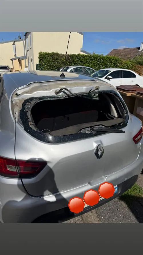 Renault Clio 4 : pare-brise endommagé avant remplacement